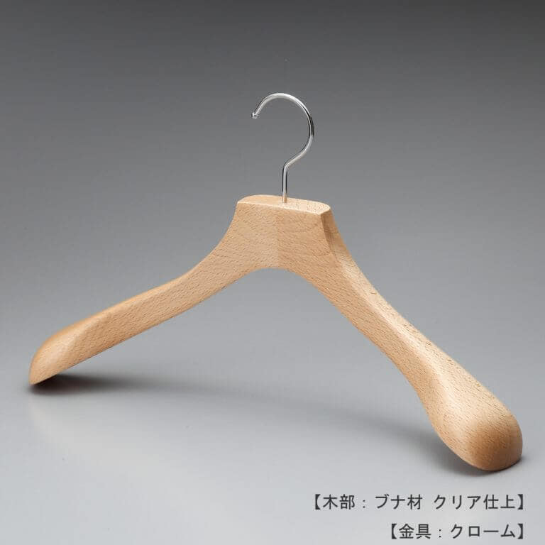 ●ハンガー正面画像
●型番:TY-30
●材質
木部:ブナ材 クリア半ツヤ仕上
金具:クロームメッキ(Cr)
●メンズサイズ
●トップス用
●形状:高級湾曲型(コンケーブショルダー:前肩カーブ)背にしわが出ない形状
●フェイス:平頭
●フック:回転式
●ハンガーの肩先が手前に湾曲し肩先の厚みも60mm(既製品の中で最大サイズ)ありますので、メンズ用スーツ、ジャケット、コートをしわなく綺麗に保管するのに最適な1本。フェイス部分(フックの付け根の木部)が平頭の為、洋服をかけた際にフォーマルな印象になります。