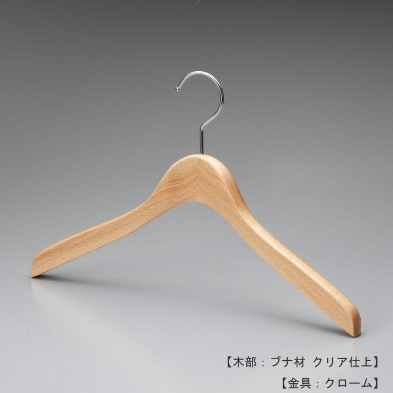 ●ハンガー正面画像
●型番:TY-33
●材質
木部:ブナ材 クリア半ツヤ仕上
金具:クロームメッキ(Cr)
●レディース・メンズサイズ
●トップス用
●形状:屈折型
●フェイス:丸頭
●フック:回転式
●カジュアル系衣料用のハンガーとして代表的な形状です。屈折型の形と肩先の厚み18mm、この組み合わせが多種多様なトップスと展示数量のご要望にお応えしています。