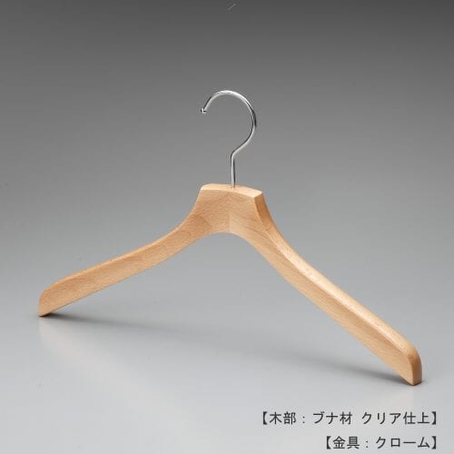 ハンガー正面画像/型番:TY-34/材質 木部:ブナ材 クリア半ツヤ仕上 金具:クロームメッキ(Cr)/レディース・メンズサイズ/トップス用/形状:屈折型/フェイス:平頭/フック:回転式/カジュアル系衣料用のハンガーとして代表的な形状です。屈折型の形と肩先の厚み18mm、この組み合わせが多種多様なトップスと展示数量のご要望にお応えしています。