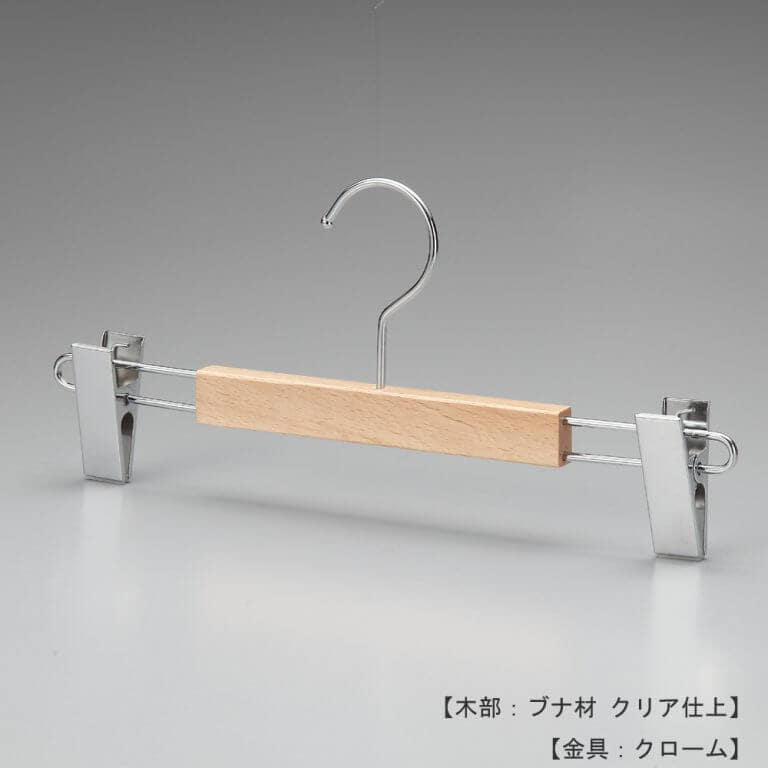 ●ハンガー正面画像
●型番:TY-36
●材質
木部:ブナ材 クリア半ツヤ仕上
金具:クロームメッキ(CR)
●ボトムス用
●フック:回転式
●両サイドについた金具の横幅を広くしています。クリップの稼働領域が広くなる為、つかみたい位置にクリップを移動してスカート等を挟んで吊るすことができます。