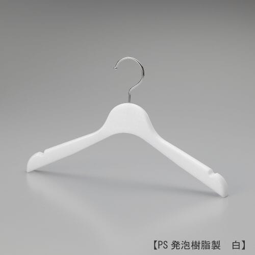 レディス用ハンガー正面画像/型番:TYHG364/素材 本体:PS発泡樹脂 フック:スチール/前肩カーブ仕様、横幅360mm、肩先の厚み20mm。タイト目に仕立てられた洋服に適した寸法で、肩先に凹みもあるのでキャミソールなどの肩ひもタイプのディスプレイに最適です。肩厚が20mmと薄く、たくさんの商品を展示する必要がある場合に適しています。また、フック根元のフェイス部が丸頭形状の為、洋服をかけた際にカジュアルな印象を与えます。フックはクロームメッキ仕上げのスチール製。/日本製