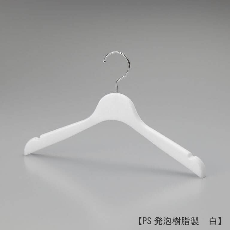 ●レディス用ハンガー正面画像
●型番:TYHG364
●素材 本体:PS発泡樹脂 フック:スチール
●前肩カーブ仕様、横幅360mm、肩先の厚み20mm。タイト目に仕立てられた洋服に適した寸法で、肩先に凹みもあるのでキャミソールなどの肩ひもタイプのディスプレイに最適です。肩厚が20mmと薄く、たくさんの商品を展示する必要がある場合に適しています。また、フック根元のフェイス部が丸頭形状の為、洋服をかけた際にカジュアルな印象を与えます。フックはクロームメッキ仕上げのスチール製。 ●日本製