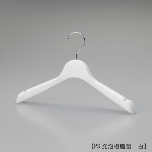 レディス用ハンガー正面画像/型番:TYHG365/素材 本体:PS発泡樹脂 フック:スチール/前肩カーブ仕様、横幅360mm、肩先の厚み30mm。タイト目に仕立てられた洋服に適した寸法で、肩先に凹みもあるのでキャミソールなどの肩ひもタイプのディスプレイにも適しています。また、フック根元のフェイス部が丸頭形状の為、洋服をかけた際にカジュアルな印象を与えます。フックはクロームメッキ仕上げのスチール製。/日本製