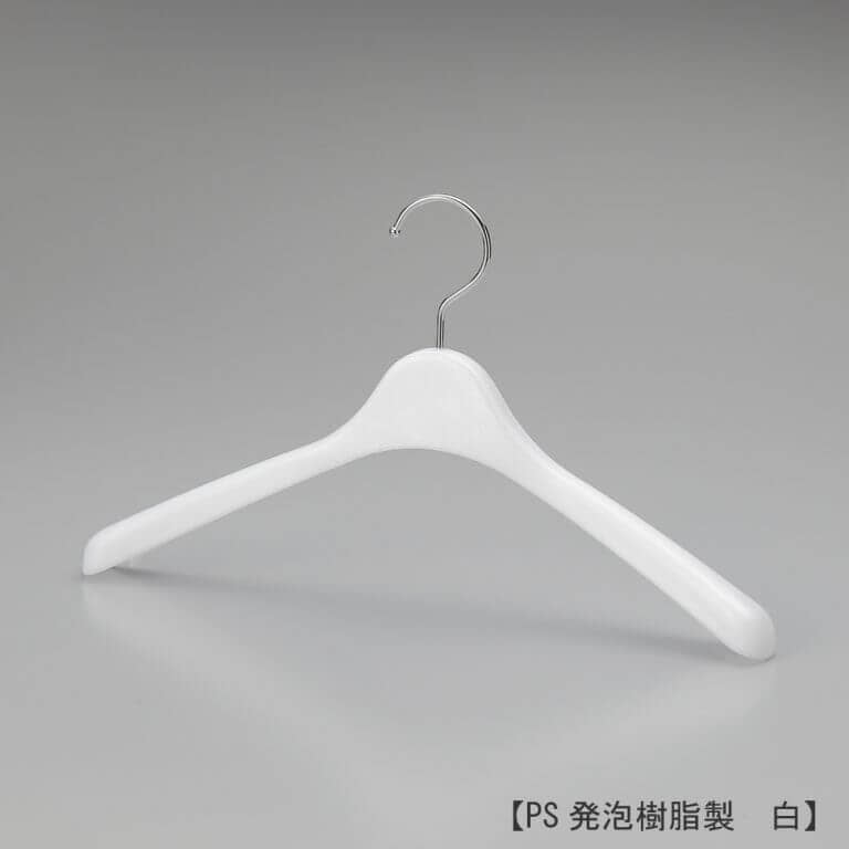 ●レディス用ハンガー正面画像
●型番:TYHG373
●素材 本体:PS発泡樹脂 フック:スチール
●前肩カーブ仕様、横幅370mm、肩先の厚み30mm、タイト目に仕立てられた洋服に適した寸法です。フック根元のフェイス部が丸頭形状の為、洋服をかけた際にカジュアルな印象を与えます。フックはクロームメッキ仕上げのスチール製。
●日本製