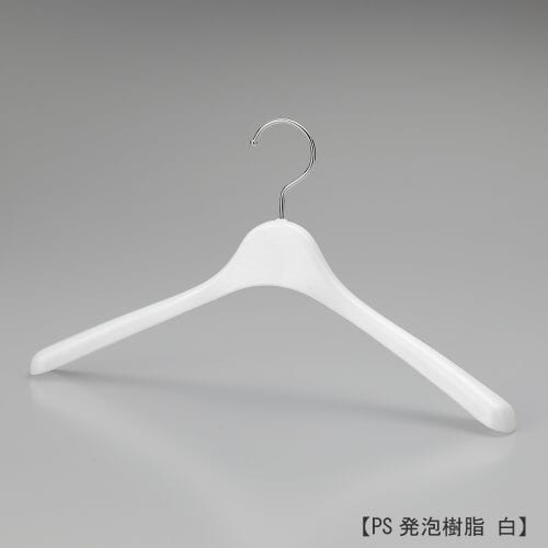 ユニセックスカジュアル用ハンガー正面画像/型番:TYHG407/素材 本体:PS発泡樹脂 フック:スチール/緩やかな前肩カーブ、肩先の厚み30mm。メンズ用のカジュアルで軽量なジャケット・ブルゾン・コートなどをかけるのに適した形状。素材の発泡樹脂は樹脂に発泡剤を混ぜることで、ややマットで表情のある風合いに仕上げています。フックはスチール製で堅牢性があります。/日本製