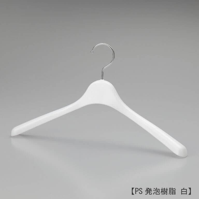 ●ユニセックスカジュアル用ハンガー正面画像
●型番:TYHG407
●素材 本体:PS発泡樹脂 フック:スチール ●緩やかな前肩カーブ、肩先の厚み30mm。メンズ用のカジュアルで軽量なジャケット・ブルゾン・コートなどをかけるのに適した形状。素材の発泡樹脂は樹脂に発泡剤を混ぜることで、ややマットで表情のある風合いに仕上げています。フックはスチール製で堅牢性があります。
●日本製
