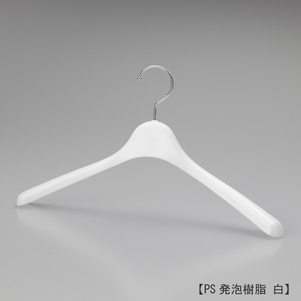 ユニセックスカジュアル用ハンガー正面画像/型番:TYHG407/素材 本体:PS発泡樹脂 フック:スチール/緩やかな前肩カーブ、肩先の厚み30mm。メンズ用のカジュアルで軽量なジャケット・ブルゾン・コートなどをかけるのに適した形状。素材の発泡樹脂は樹脂に発泡剤を混ぜることで、ややマットで表情のある風合いに仕上げています。フックはスチール製で堅牢性があります。/日本製