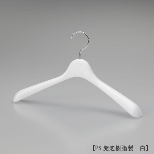 ユニセックス用ハンガー正面画像/型番:TYHG411/素材 本体::PS発泡樹脂 フック:スチール/背にシワが出にくいコンケーブショルダー(前肩カーブ)、肩先の厚み40mm、コート・ジャケット・ブルゾン等に適した形状。フック根元のフェイス部が丸頭形状の為、洋服をかけた際にカジュアルな印象を与えます。フックはクロームメッキ仕上げのスチール製。/日本製