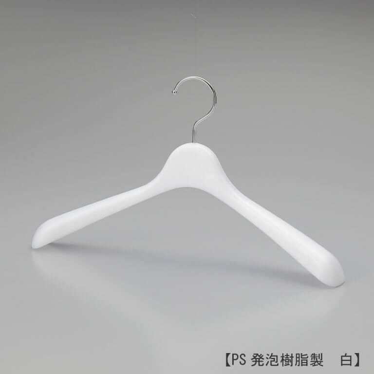 ●ユニセックス用ハンガー正面画像
●型番:TYHG411
●素材 本体::PS発泡樹脂 フック:スチール
●背にシワが出にくいコンケーブショルダー(前肩カーブ)、肩先の厚み40mm、コート・ジャケット・ブルゾン等に適した形状。フック根元のフェイス部が丸頭形状の為、洋服をかけた際にカジュアルな印象を与えます。フックはクロームメッキ仕上げのスチール製。
●日本製