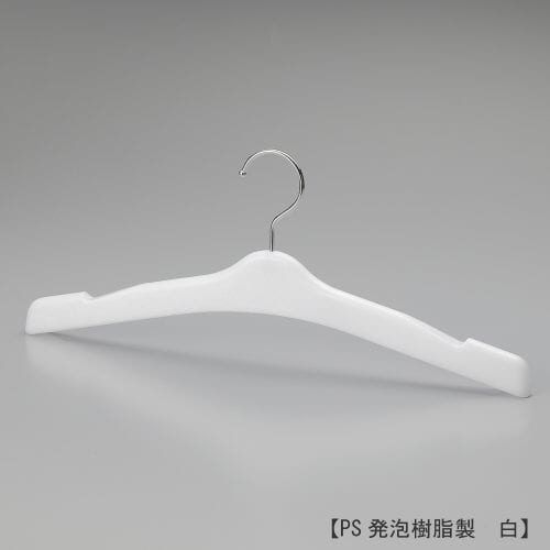 ユニセックス用ハンガー正面画像/型番:TYHG428/素材 本体:PS発泡樹脂 フック:スチール/横幅420mm、肩先の厚み17mm。カットソーやセーター等で首回りが大きく空いている洋服が落ちにくい形状のハンガーです。フックはクロームメッキ仕上げのスチール製。/日本製