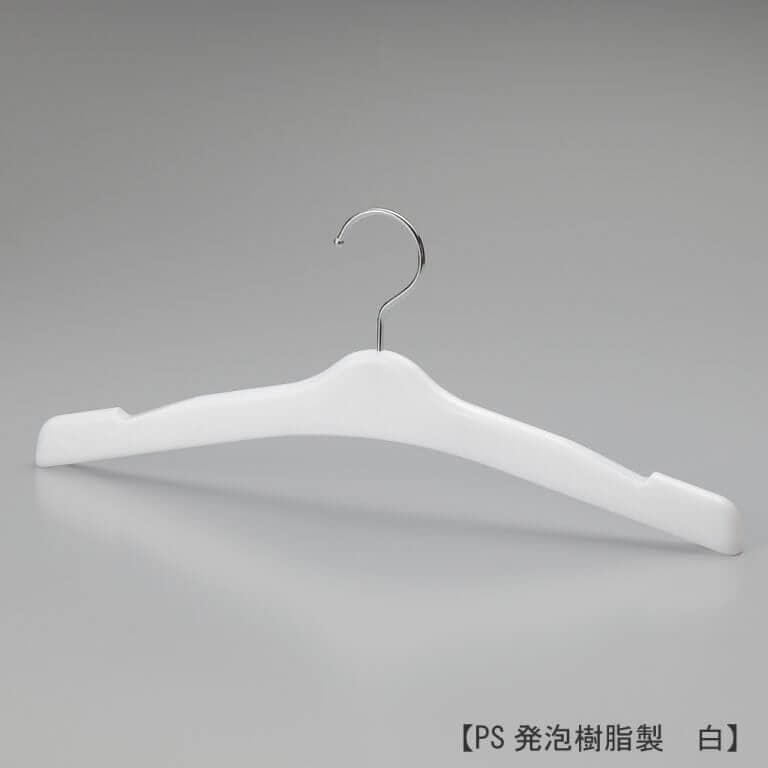 ●ユニセックス用ハンガー正面画像
●型番:TYHG428
●素材 本体:PS発泡樹脂 フック:スチール
●横幅420mm、肩先の厚み17mm。カットソーやセーター等で首回りが大きく空いている洋服が落ちにくい形状のハンガーです。フックはクロームメッキ仕上げのスチール製。
●日本製