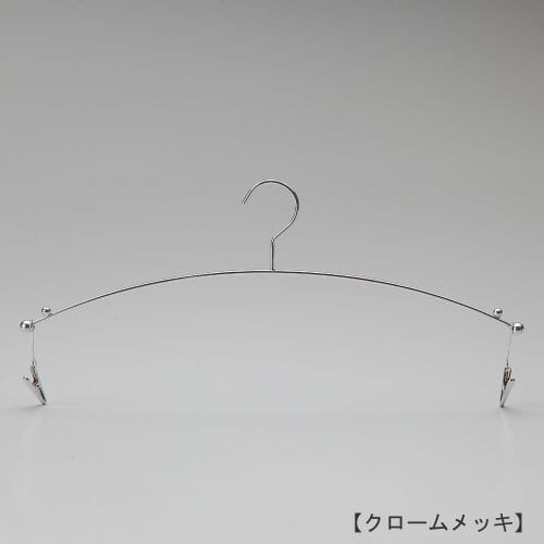 ハンガー正面画像/型番:IN-501/表面処理:クロームメッキ/素材:スチール/フック固定式/インナー・ランジェリー用/余計なものをそぎ落としたシンプルなデザインが、インナーウェアを引き立てます。両端にはランジェーリー専用のクリップが付き、ブラジャーとショーツを一緒にディスプレイすることも、ブラとショーツをそれぞれ単体でディスプレイすりことも可能です。一番人気のランジェリーハンガーです。/日本製