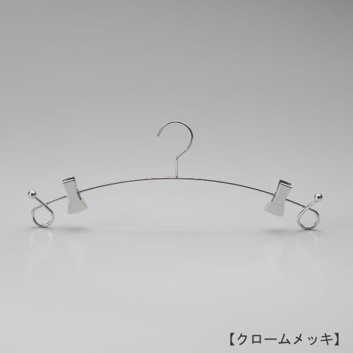 ハンガー正面画像/型番:IN-503バチ型クリップ付/表面処理:クロームメッキ/素材:スチール/フック固定式/インナー・ランジェリー用/両サイドのクルリと巻いたデザインがハンガーを可愛らしくみせるだけでなく、ここに商品をぶら下げる事も出来る仕様になっています。また、ハンガー本体に直接取り付けられたクリップの先端には塩ビのキャップがついています。キャップがあることにより商品を傷めることなくしっかりと挟むことができます。ちなみにバチ型クリップの名前の由来は、クリップの形状が三味線のバチに形状が似ているところからきているそうです。/日本製