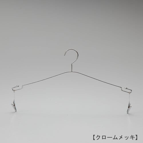 ハンガー正面画像/型番:IN-510/表面処理:クロームメッキ/素材:スチール/フック固定式/インナー・ランジェリー用/ハンガー中央の山形ラインは女性の首元から肩へのラインを表現し、下着をディスプレイした際に女性のシルエットを連想させるデザインとしました。また、両端にはランジェーリー専用のクリップが付き、ブラジャーとショーツを一緒にディスプレイすることも、ブラとショーツをそれぞれ単体でディスプレイすりことも可能。お客様から良いデザインですねと定評があるハンガーです。/日本製