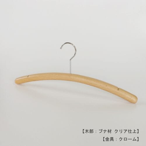 ウェディングドレス用ハンガー正面画像 /型番:TYHW425 /素材 本体:木製ブナ材 クリア仕上 金具:スチール製 クロームメッキ(Cr) /ウェディングドレス用ハンガーとして昔からあるハンガーです。肩先に凹みがあり、ウェディングドレスの肩紐を掛けることができます。