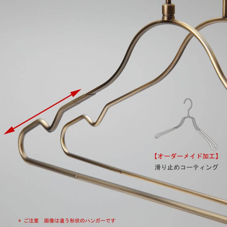 ●ハンガーカスタム加工:肩先滑り止めコーティング加工(PVC加工)
●透明な塩ビでハンガーの肩先を覆い、衣類の滑り落ちを防止します。
●最少受注数量 300本
●追加料金が発生します。1本100円~、詳しくはお問い合わせください。