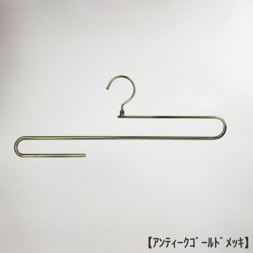 ●ハンガー正面画像 ●大判ストール用ハンガー(スベラーズハンガー) ●型番:SSH-400R-380 ●表面処理:アンティークゴールドメッキ ●滑り止めコーティング加工付き ●材質:スチール製・塩化ビニール ●フック:回転 ●デザイン:大判のストールをきれいに掛けられるよう、また他のハンガーと掛けた時統一感があるようにワイドが一般的なレディスハンガーと同寸法の380mmとなっています。折り返し部分は手前にせり出す立体的な曲げとなっており、ストールにハンガー跡が付かない仕様です。
