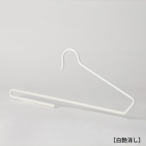 ハンガー正面画像/パンツ用ボトムハンガー(スベラーズハンガー)/型番:BS-300/表面処理:白艶消し塗装/スベリ止めコーティング加工付/材質:スチール製・塩化ビニール/フック:固定式/デザイン:機能をそのままデザインに落とし込み、シンプルながらシャープな印象に仕上げました。/日本製