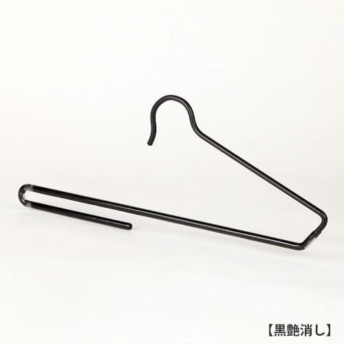 ハンガー正面画像/パンツ用ボトムハンガー(スベラーズハンガー)/型番:BS-300/表面処理:黒艶消し塗装/スベリ止めコーティング加工付/材質:スチール製・塩化ビニール/フック:固定式/デザイン:機能をそのままデザインに落とし込み、シンプルながらシャープな印象に仕上げました。/日本製