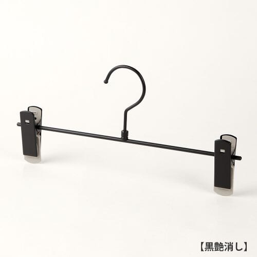 ハンガー正面画像/スカート、パンツ用ボトムハンガー/型番:BS-451R/表面処理:黒艶消し塗装/材質:スチール製/フック:回転式/クリップ:横スライド不可(固定式)/デザイン:シンプルな形状のT字型パンツハンガー/日本製