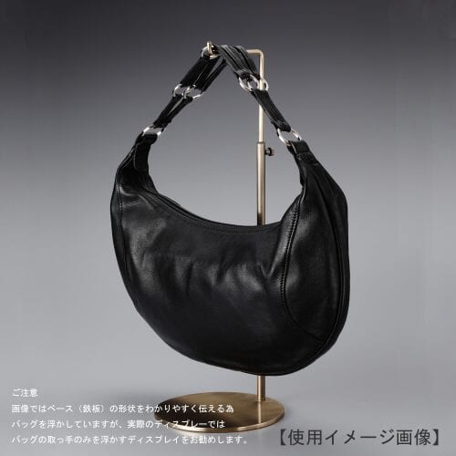 卓上バッグ掛けスタンド使用イメージ画像/バッグスタンドA Lサイズ/表面処理:アンティークゴールドメッキ(AG)仕上/材質:スチール/デザイン:シンプルで汎用性のある形状/画像はバッグを掛けた際のイメージ画像です。(画像のバッグは商品に含まれません)/日本製