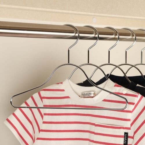 子供用ハンガーと言っても、子供服のサイズはベビー用からキッズ用まで幅広くあります。 そこで、タヤでは子供用のハンガーを3サイズに分けて、子供服のサイズに合わせて選んで頂けるようにしました。 アパレル業界で培った技術と、こだわりの品質でお子様にも安心して使っていただけます。 ※画像の商品は横幅280mmです。