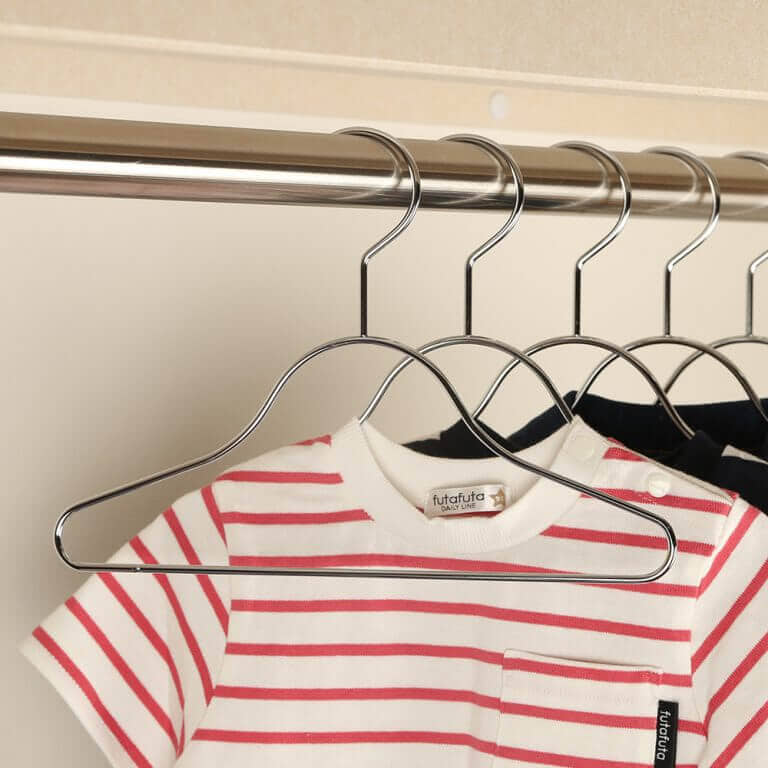 子供用ハンガーと言っても、子供服のサイズはベビー用からキッズ用まで幅広くあります。
そこで、タヤでは子供用のハンガーを3サイズに分けて、子供服のサイズに合わせて選んで頂けるようにしました。
アパレル業界で培った技術と、こだわりの品質でお子様にも安心して使っていただけます。
※画像の商品は横幅280mmです。