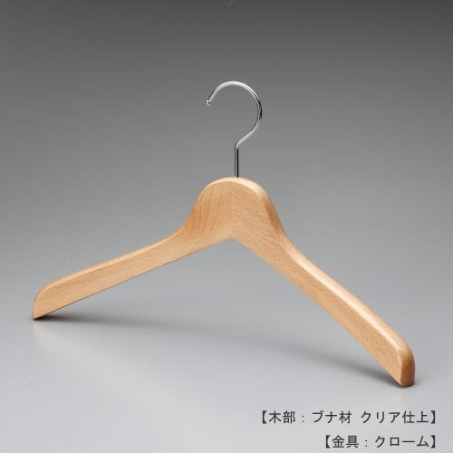 ハンガー正面画像/型番:TY-02/材質 木部:ブナ材 クリア半ツヤ仕上 金具:クロームメッキ(Cr)/レディース・メンズサイズ/トップス用/形状:湾曲型/フェイス:丸頭/フック:回転式/湾曲型の為、スーツからジャケット、コート、ブルゾン迄幅広くトップス用として利用でき、肩先の厚みが20mmと薄くなっている為、洋服の点数もより多くかけることが可能。フェイス部分(フックの付け根の木部)が丸頭の為、洋服をかけた際にカジュアルな印象になります。