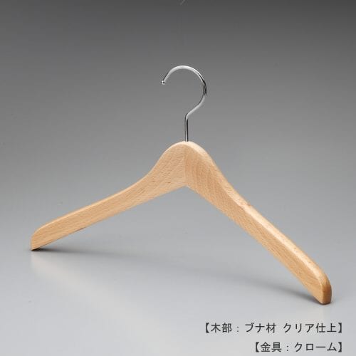 ハンガー正面画像/型番:TY-04/材質 木部:ブナ材 クリア半ツヤ仕上 金具:クロームメッキ(Cr)/レディース・メンズサイズ/トップス用/形状:湾曲型/フェイス:丸頭/フック:回転式/湾曲型の為、スーツからジャケット、コート、ブルゾン迄幅広くトップス用として利用でき、肩先の厚みが15mmと薄くなっている為、洋服の点数もより多くかけることが可能。フェイス部分(フックの付け根の木部)が丸頭の為、洋服をかけた際にカジュアルな印象になります。