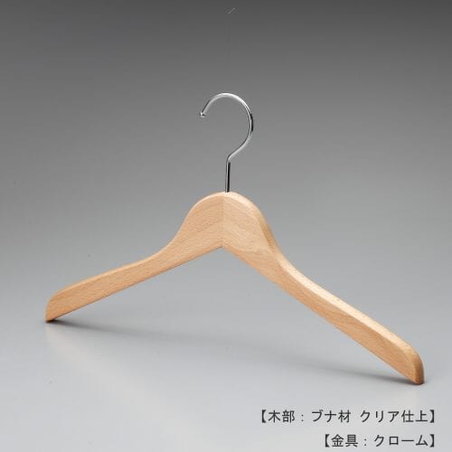 ハンガー正面画像/型番:TY-21/材質 木部:ブナ材 クリア半ツヤ仕上 金具:クロームメッキ(Cr)/レディース・メンズサイズ/トップス用/形状:平肩型/フェイス:丸頭/フック:回転式/ポロシャツ・カットソー・ポロシャツ等に最適な1本。また、大量の商品を展示することが必要な時にも重宝する形状です。