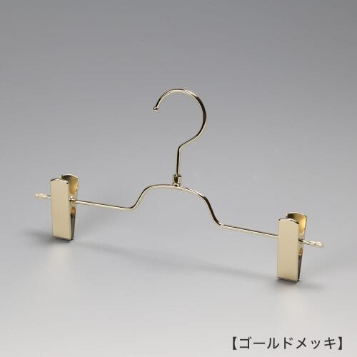 ●ハンガー正面画像 ●スカート、パンツ用ボトムハンガー ●型番:BS-513R ●表面処理:ゴールドメッキ仕上 ●材質:スチール製 ●フック:回転式 ●クリップ:T字のバーとクリップが重なっている箇所はメッキが着きづらいため、クリップをずらしてご使用いただくと錆が出る可能性がございます。横へスライドさせずにご使用ください。 ●デザイン:フェイス形状がスクエアタイプのトップスハンガーと併用してご利用いただければ、トップスとボトムスのハンガーのフェイスラインがきれいに揃い、洋服をきれいにディスプレイできます。 ●日本製