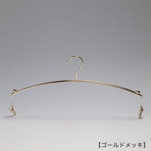 ●ハンガー正面画像 ●型番:IN-502 ●表面処理:ゴールドメッキ ●素材:スチール ●フック固定式 ●インナー・ランジェリー用 ●両端にはランジェーリー専用のクリップが付き、ブラジャーとショーツを一緒にディスプレイすることも、ブラとショーツをそれぞれ単体でディスプレイすりことも可能。 ●日本製