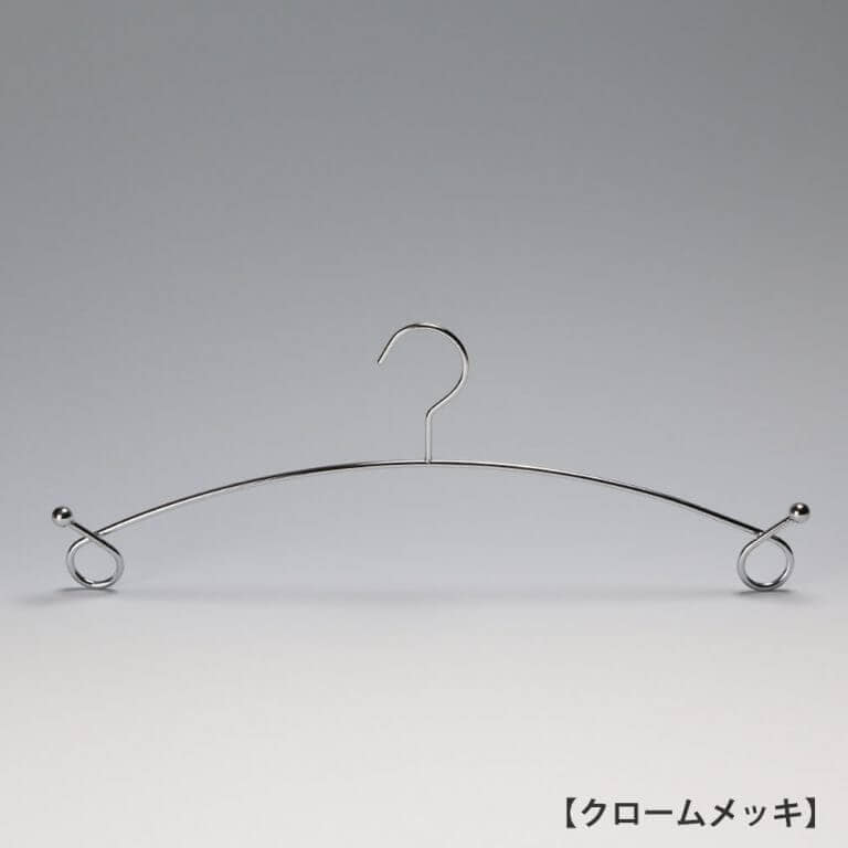 ●ハンガー正面画像
●型番:IN-503
●表面処理:クロームメッキ
●素材:スチール
●フック固定式
●インナー・ランジェリー用
●両サイドのクルリと巻いたデザインがハンガーを可愛らしくみせるだけでなく、ここに商品をぶら下げる事も出来る仕様になっています。
●日本製