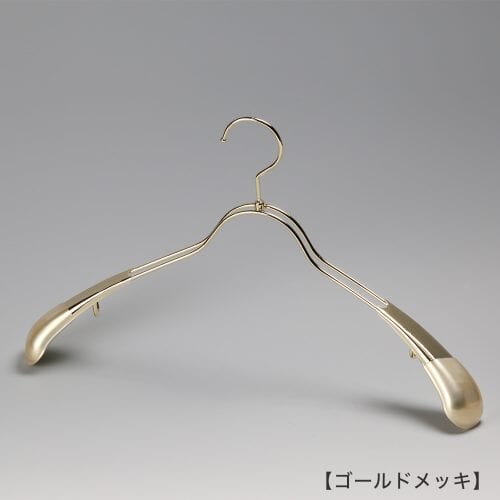 ●ハンガー正面画像 TSW-1357 ゴールドメッキ(Go)仕上 ●メンズサイズ ●アウター・ジャケット・コート用 ●スチール製 ●湾曲型 ●フック回転式 ●ハンガーの肩先についたビニールキャップ付肩カバーにより、洋服の形を崩すこと無くきれいに優しく掛けることができます。また、肩先のキャップは衣類の滑り落ち防止効果も兼ね備えています。 ●意匠権所有商品 ●日本製