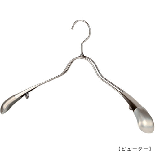 ●ハンガー正面画像 TSW-1357 ピューターメッキ(PEW)仕上 ●メンズサイズ ●アウター・ジャケット・コート用 ●スチール製 ●湾曲型 ●フック回転式 ●ハンガーの肩先についたビニールキャップ付肩カバーにより、洋服の形を崩すこと無くきれいに優しく掛けることができます。また、肩先のキャップは衣類の滑り落ち防止効果も兼ね備えています。 ●意匠権所有商品 ●日本製