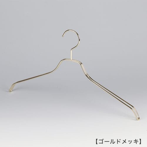 ●ハンガー正面画像 TSW-2461 ゴールドメッキ(Go)仕上 ●メンズサイズ ●アウター・ジャケット・コート用 ●スチール製 ●湾曲型 ●フック固定式 ●従来のハンガーの肩厚が30mmなのに対して、15mmと半分にした事で幅を取らず、省スペースを実現。さらに、線径も4mmから3.5mmにする事でシャープな印象に仕上げ、従来品の約23%軽くする事ができました。 ●日本製