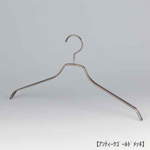 ●ハンガー正面画像 TSW-2461 アンティークゴールドメッキ(AG)仕上 ●メンズサイズ ●アウター・ジャケット・コート用 ●スチール製 ●湾曲型 ●フック固定式 ●従来のハンガーの肩厚が30mmなのに対して、15mmと半分にした事で幅を取らず、省スペースを実現。さらに、線径も4mmから3.5mmにする事でシャープな印象に仕上げ、従来品の約23%軽くする事ができました。 ●日本製