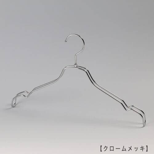 ハンガー正面画像 TSW-2468B クロームメッキ仕上 レディスサイズ キャミソール・ワンピース・シャツ用 スチール製 平肩型 フック回転式 繊細なフレームワークが美しく、デザイン性の高いメタルハンガーです。線径4mmのスチールワイヤー製。 意匠権所有商品 日本製
