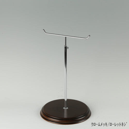 ●商品名:アクセサリースタンド-M ローレットネジ・木製ベース仕様 ●表面処理:金具部 クロームメッキ(CR)/木部 茶染め ●寸法:高さ305~480mm ●ヘッド部:T字型 ●ヘッド:上下可動式(伸縮式) ●材質:スチール・木製(ベース) ●特長:特長:シンプルで汎用性のある金具部分に、木製ベースを組み合わせ、落ち着きのある存在感と高級感を演出できるツールとし製造しております。 ●生産国:日本(タヤ自社工場)