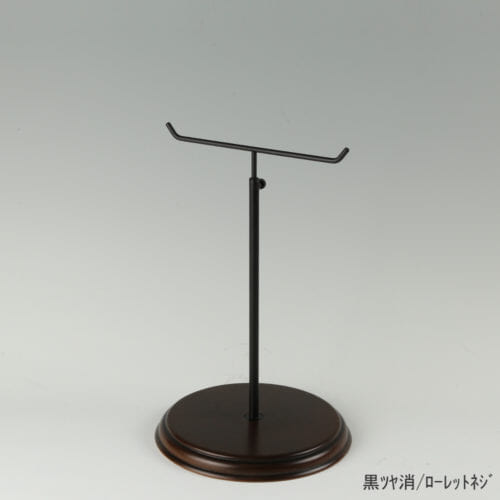 ●商品名:アクセサリースタンド-M ローレットネジ・木製ベース仕様 ●表面処理:金具部 黒ツヤ消(BK-M)/木部 茶染め ●寸法:高さ305~480mm ●ヘッド部:T字型 ●ヘッド:上下可動式(伸縮式) ●材質:スチール・木製(ベース) ●特長:特長:シンプルで汎用性のある金具部分に、木製ベースを組み合わせ、落ち着きのある存在感と高級感を演出できるツールとし製造しております。 ●生産国:日本(タヤ自社工場)