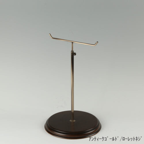 ●商品名:アクセサリースタンド-M ローレットネジ・木製ベース仕様 ●表面処理:金具部 アンディークゴールドメッキ(AG)/木部 茶染め ●寸法:高さ305~480mm ●ヘッド部:T字型 ●ヘッド:上下可動式(伸縮式) ●材質:スチール・木製(ベース) ●特長:特長:シンプルで汎用性のある金具部分に、木製ベースを組み合わせ、落ち着きのある存在感と高級感を演出できるツールとし製造しております。 ●生産国:日本(タヤ自社工場)