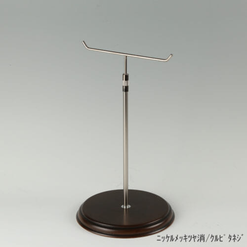 ●商品名:アクセサリースタンド-M くるぴたネジ・木製ベース仕様 ●表面処理:ニッケルツヤ消(NI-M)/木部 茶染め ●寸法:高さ340~510mm ●ヘッド部:T字型 ●ヘッド:上下可動式(伸縮式) ●材質:スチール・木製(ベース) ●特長:特長:シンプルで汎用性のある金具部分に木製ベースを組み合わせ、落ち着きのある存在感と高級感を演出できるツールとし製造しております。 ●生産国:日本(タヤ自社工場)