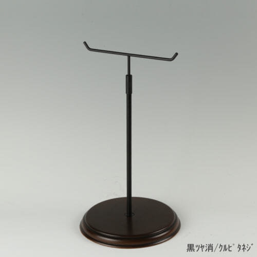 ●商品名:アクセサリースタンド-M くるぴたネジ・木製ベース仕様 ●表面処理:黒ツヤ消(BK-M)/木部 茶染め ●寸法:高さ340~510mm ●ヘッド部:T字型 ●ヘッド:上下可動式(伸縮式) ●材質:スチール・木製(ベース) ●特長:特長:シンプルで汎用性のある金具部分に木製ベースを組み合わせ、落ち着きのある存在感と高級感を演出できるツールとし製造しております。 ●生産国:日本(タヤ自社工場)