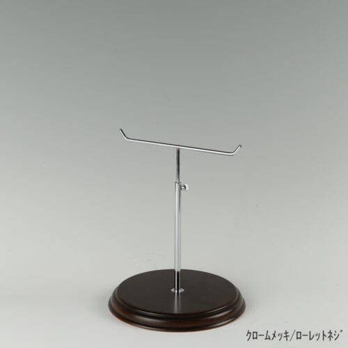 ●商品名:アクセサリースタンド-S ローレットネジ・木製ベース仕様 ●表面処理:金具部 クロームメッキ(CR)/木部 茶染め ●寸法:高さ225~315mm ●ヘッド部:T字型 ●ヘッド:上下可動式(伸縮式) ●材質:スチール・木製(ベース) ●特長:特長:シンプルで汎用性のある金具部分に、木製ベースを組み合わせ、落ち着きのある存在感と高級感を演出できるツールとし製造しております。 ●生産国:日本(タヤ自社工場)