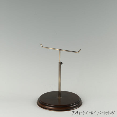 ●商品名:アクセサリースタンド-S ローレットネジ・木製ベース仕様 ●表面処理:金具部 アンディークゴールドメッキ(AG)/木部 茶染め ●寸法:高さ225~315mm ●ヘッド部:T字型 ●ヘッド:上下可動式(伸縮式) ●材質:スチール・木製(ベース) ●特長:特長:シンプルで汎用性のある金具部分に、木製ベースを組み合わせ、落ち着きのある存在感と高級感を演出できるツールとし製造しております。 ●生産国:日本(タヤ自社工場)