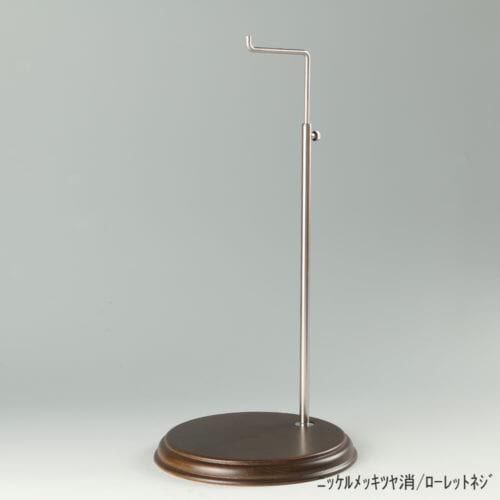 ●商品名:バッグスタンドA-L ローレットネジ・木製ベース仕様 ●表面処理:金具部 ニッケルツヤ消(NI-M)/木部 茶染め ●寸法:高さ405~625mm ●ヘッド部:クランク型 ●ヘッド:上下可動式(伸縮式) ●材質:スチール・木製(ベース) ●特長:シンプルで汎用性のある金具部分に、木製ベースを組み合わせ、落ち着きのある存在感と高級感を演出できるツールとし製造しております。 ●生産国:日本製(タヤ自社工場)