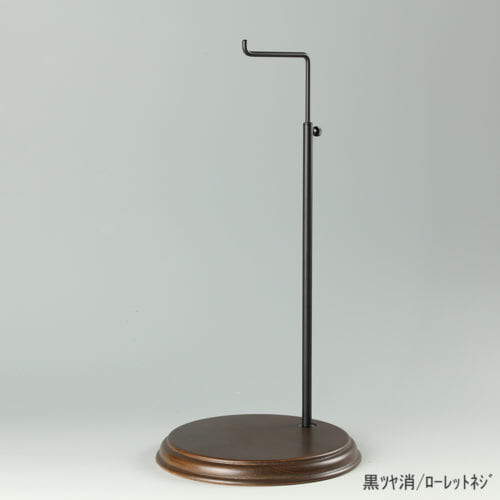 ●商品名:バッグスタンドA-L ローレットネジ・木製ベース仕様 ●表面処理:金具部 黒ツヤ消(BK-M)/木部 茶染め ●寸法:高さ405~625mm ●ヘッド部:クランク型 ●ヘッド:上下可動式(伸縮式) ●材質:スチール・木製(ベース) ●特長:シンプルで汎用性のある金具部分に、木製ベースを組み合わせ、落ち着きのある存在感と高級感を演出できるツールとし製造しております。 ●生産国:日本製(タヤ自社工場)