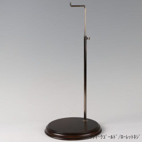 ●商品名:バッグスタンドA-L ローレットネジ・木製ベース仕様 ●表面処理:金具部 アンティークゴールドメッキ(AG)/木部 茶染め ●寸法:高さ405~625mm ●ヘッド部:クランク型 ●ヘッド:上下可動式(伸縮式) ●材質:スチール・木製(ベース) ●特長:シンプルで汎用性のある金具部分に、木製ベースを組み合わせ、落ち着きのある存在感と高級感を演出できるツールとし製造しております。 ●生産国:日本製(タヤ自社工場)