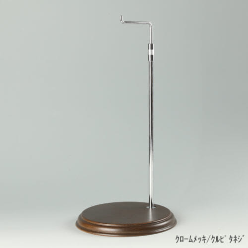 ●商品名:バッグスタンドA-L くるぴたネジ・木製ベース仕様 ●表面処理:金具部 クロームメッキ(CR)/木部 茶染め ●寸法:高さ435~655mm ●ヘッド部:クランク型 ●ヘッド:上下可動式(伸縮式) ●材質:スチール・木製(ベース) ●特長:シンプルで汎用性のある金具部分に、木製ベースを組み合わせ、落ち着きのある存在感と高級感を演出できるツールとし製造しております。 ●生産国:日本製(タヤ自社工場)