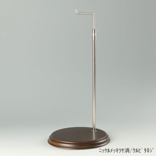 ●商品名:バッグスタンドA-L くるぴたネジ・木製ベース仕様 ●表面処理:金具部 ニッケルツヤ消(NI-M)/木部 茶染め ●寸法:高さ435~655mm ●ヘッド部:クランク型 ●ヘッド:上下可動式(伸縮式) ●材質:スチール・木製(ベース) ●特長:シンプルで汎用性のある金具部分に、木製ベースを組み合わせ、落ち着きのある存在感と高級感を演出できるツールとし製造しております。 ●生産国:日本製(タヤ自社工場)